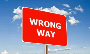 Czerwony znak "WRONG WAY" na tle błękitnego nieba z chmurami. Uważaj, by nie popełnić błędów podczas wdrożenia SAP.