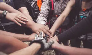 Ręce złączone w geście jedności. To jest właśnie integracja co to znaczy dla tej grupy.