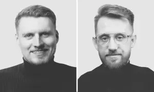 Dwaj mężczyźni w czarnych golfach. Jeden uśmiecha się, drugi ma okulary. Żaden nie jest no code developerem.
