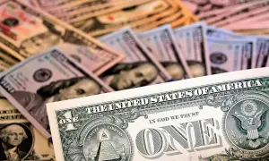 Stos banknotów dolarowych, w tym jeden dolar z piramidą i oko opatrzności, tworzy tło dla biznesu, gdzie infatica p2b jest kluczowa.
