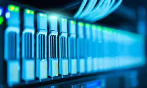 Rzędy serwerów z migającymi diodami, kable sieciowe i etykiety wskazujące na pojemność dysków, gotowe do obsługi danych SAP BW.