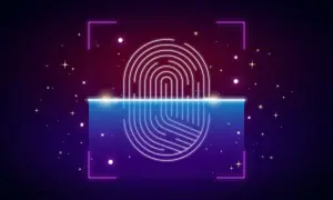 Neonowy odcisk palca, symbolizujący cyfrowy ślad, rozdziela się na dwie części: górną, białą, i dolną, niebieską, na tle kosmicznej poświaty.