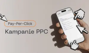 Dłoń trzyma smartfon z kampaniami PPC. Kursor myszy symbolizuje click fraud, czyli oszustwa w reklamach płatnych za kliknięcie.