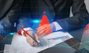 Master data specialist analizuje wykresy finansowe, pracując nad danymi.