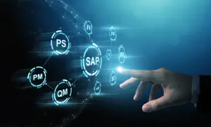 Dłoń dotyka interfejsu SAP, symbolizując karierę i potencjalne junior SAP consultant zarobki.