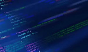 Kod CSS z kolorowymi fragmentami, przypominający zapis historii zmian, jak w event sourcing.