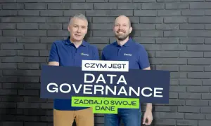 Dwóch mężczyzn w koszulkach z logo Netige prezentuje tablicę z napisem "CZYM JEST DATA GOVERNANCE ZADBAY O SWOJE DANE", podkreślając znaczenie zarządzania danymi.