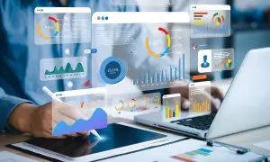 Analiza danych big data w czasie rzeczywistym. Wizualizacje wykresów i wskaźników na ekranach, osoba pracuje z danymi.
