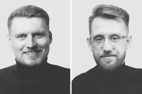 Dwaj mężczyźni w czarnych golfach. Jeden uśmiecha się, drugi ma okulary. Żaden nie jest no code developerem.