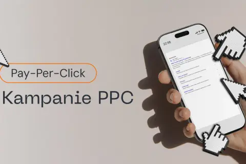 Dłoń trzyma smartfon z kampaniami PPC. Kursor myszy symbolizuje click fraud, czyli oszustwa w reklamach płatnych za kliknięcie.