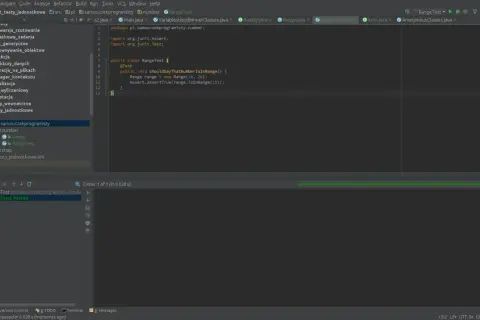 Testy automatyczne Java w IDE. Klasa RangeTest sprawdza poprawność metody isInRange. Wszystkie testy zakończone sukcesem.