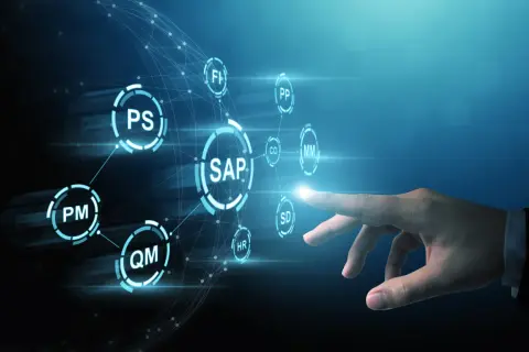 Dłoń dotyka interfejsu SAP, symbolizując karierę i potencjalne junior SAP consultant zarobki.