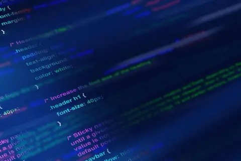 Kod CSS z kolorowymi fragmentami, przypominający zapis historii zmian, jak w event sourcing.