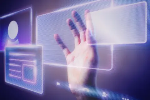 Dłoń dotyka interfejsu, usprawniając procesy sprzedaży dzięki **sales force automation**.