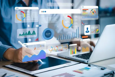 Analiza danych big data w czasie rzeczywistym. Wizualizacje wykresów i wskaźników na ekranach, osoba pracuje z danymi.