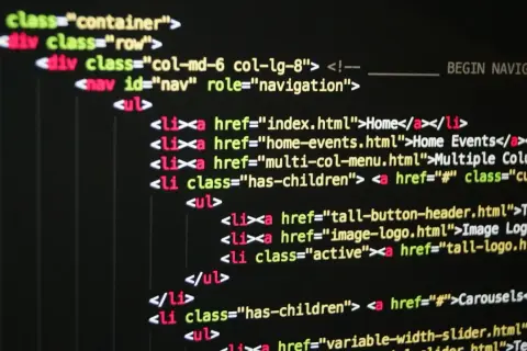 Kod HTML strony internetowej, gotowy do wysłania komendą `git push origin`.