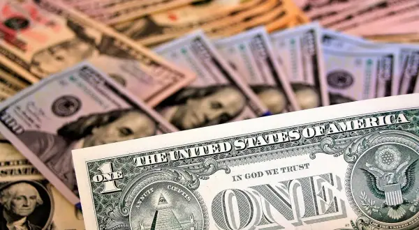 Stos banknotów dolarowych, w tym jeden dolar z piramidą i oko opatrzności, tworzy tło dla biznesu, gdzie infatica p2b jest kluczowa.