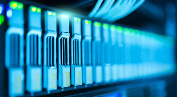 Rzędy serwerów z migającymi diodami, kable sieciowe i etykiety wskazujące na pojemność dysków, gotowe do obsługi danych SAP BW.