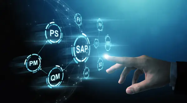 Dłoń dotyka interfejsu SAP, symbolizując karierę i potencjalne junior SAP consultant zarobki.