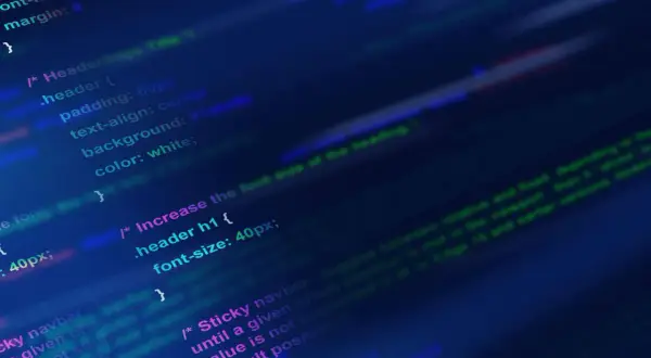 Kod CSS z kolorowymi fragmentami, przypominający zapis historii zmian, jak w event sourcing.