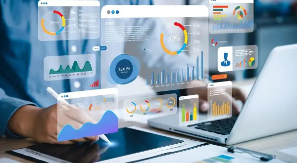 Analiza danych big data w czasie rzeczywistym. Wizualizacje wykresów i wskaźników na ekranach, osoba pracuje z danymi.