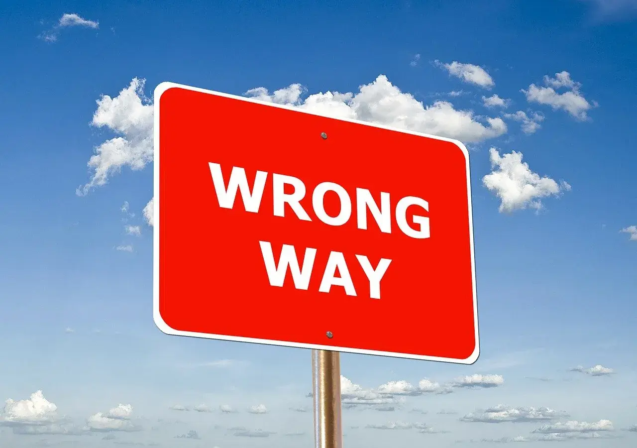 Czerwony znak "WRONG WAY" na tle błękitnego nieba z chmurami. Uważaj, by nie popełnić błędów podczas wdrożenia SAP.