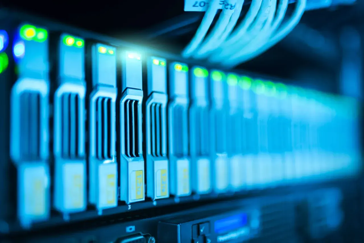 Rzędy serwerów z migającymi diodami, kable sieciowe i etykiety wskazujące na pojemność dysków, gotowe do obsługi danych SAP BW.