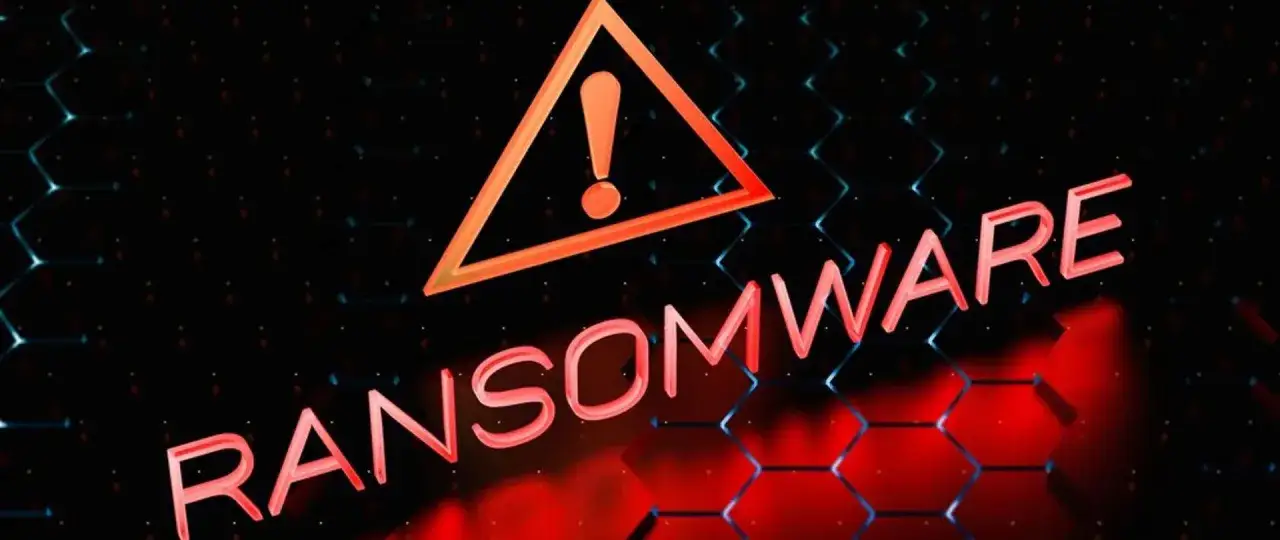 Ostrzeżenie przed atakami ransomware w Polsce. Czerwony napis 