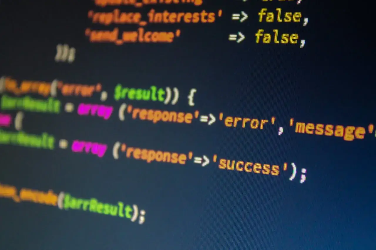 Kod PHP, nad którym pracuje php developer. Widać fragmenty kodu z warunkami i tablicami.