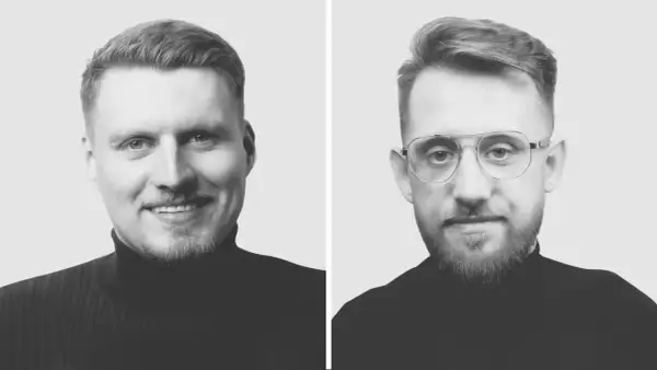 Dwaj mężczyźni w czarnych golfach. Jeden uśmiecha się, drugi ma okulary. Żaden nie jest no code developerem.