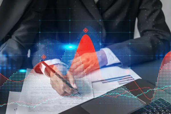 Master data specialist analizuje wykresy finansowe, pracując nad danymi.