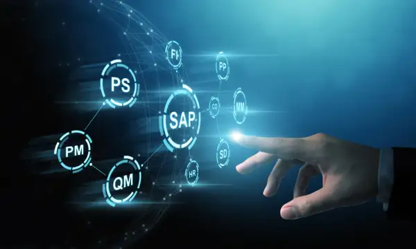 Dłoń dotyka interfejsu SAP, symbolizując karierę i potencjalne junior SAP consultant zarobki.
