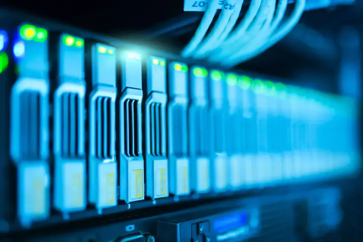 Rzędy serwerów z migającymi diodami, kable sieciowe i etykiety wskazujące na pojemność dysków, gotowe do obsługi danych SAP BW.